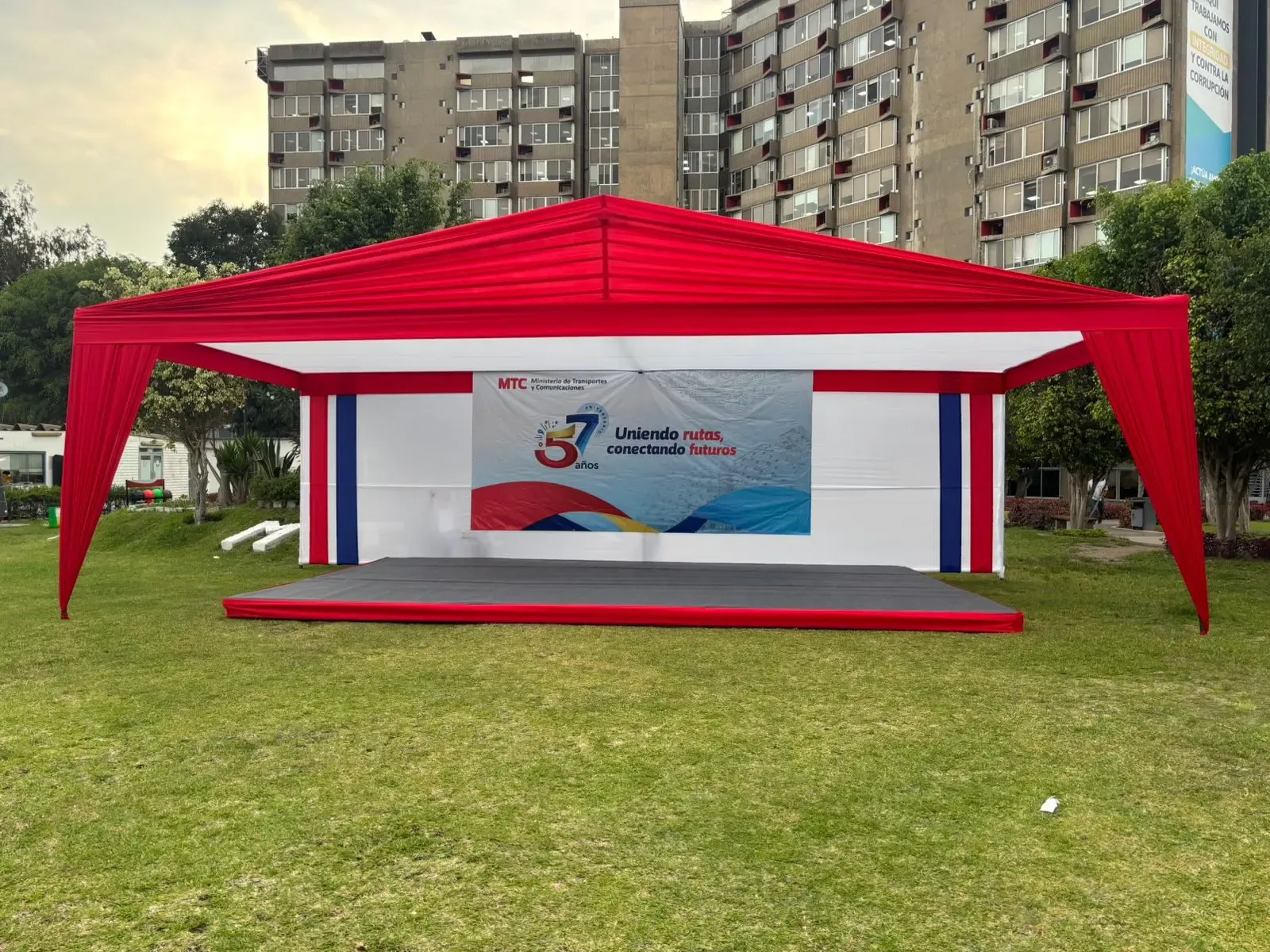 Alquiler de escenario y equipos AV 4