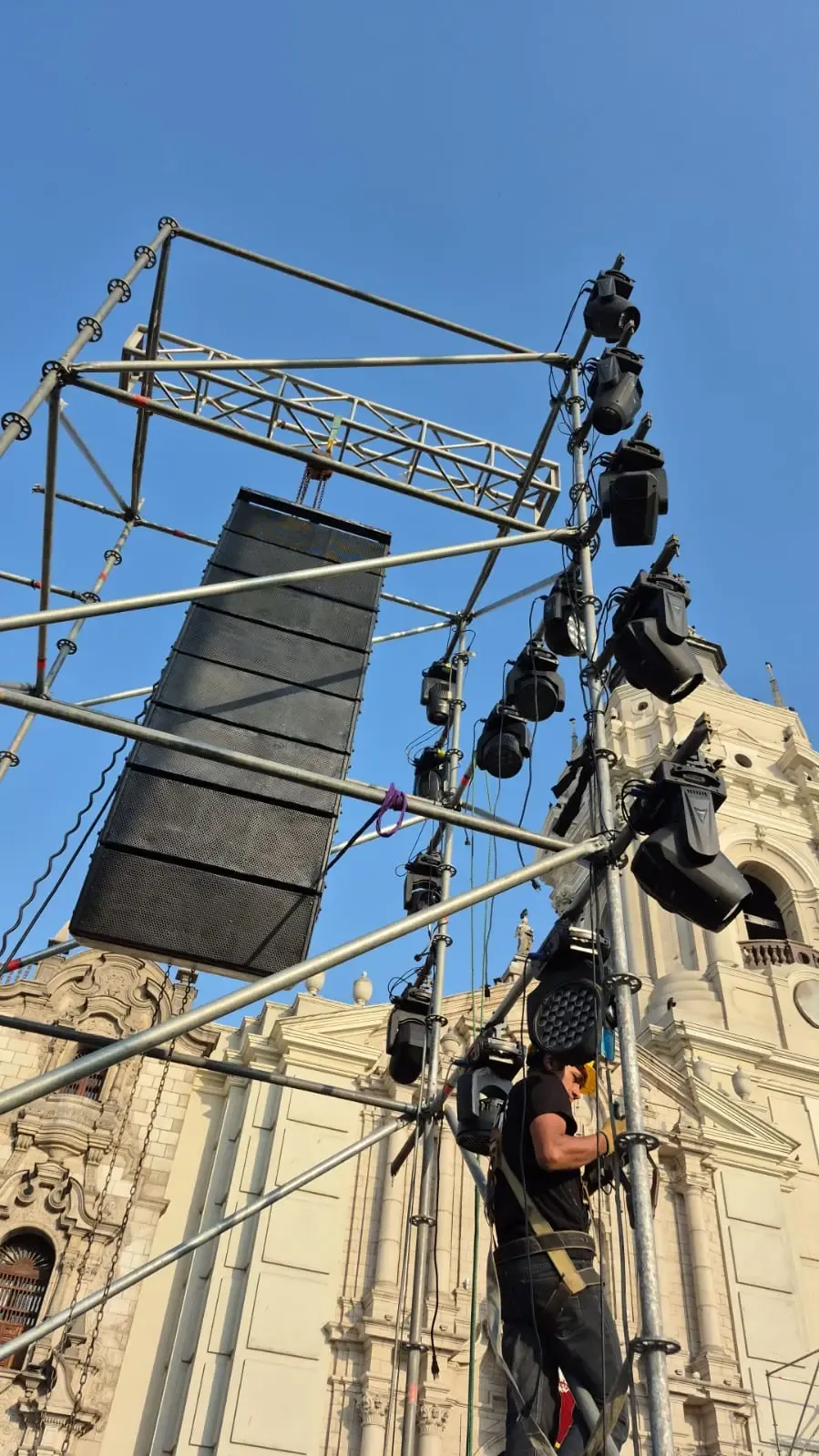 Alquiler de escenario y equipos AV 5
