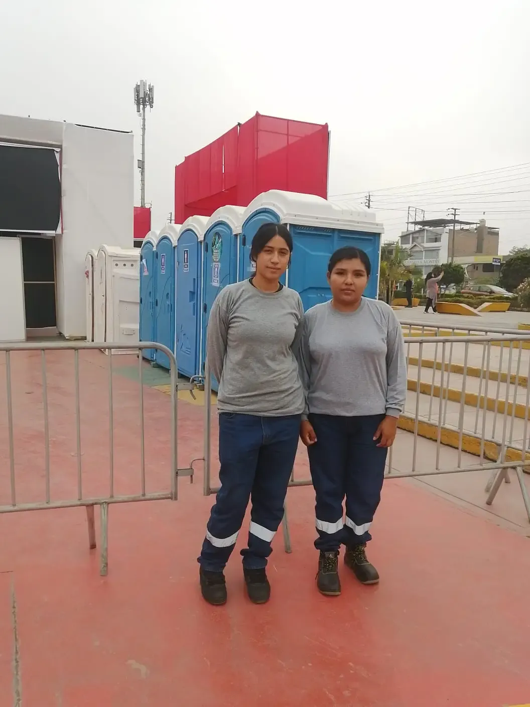Alquiler de escenario y equipos AV 8